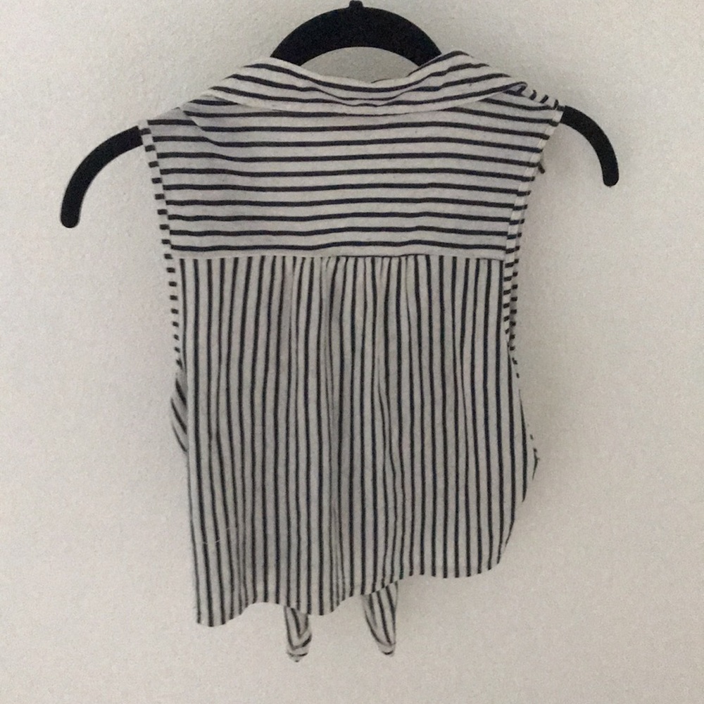 Button-up Crop Top - Picture 2 of 3